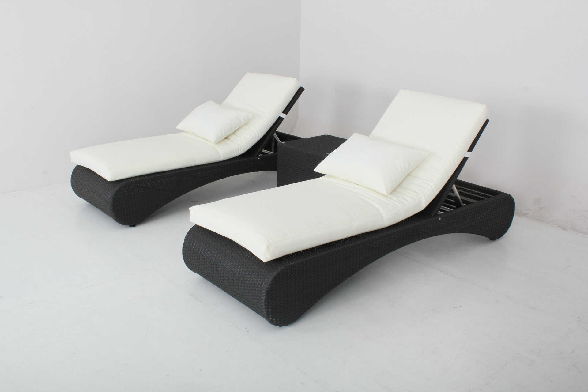 The Irresistible Allure of the Folding Pool Lounge Chair Set