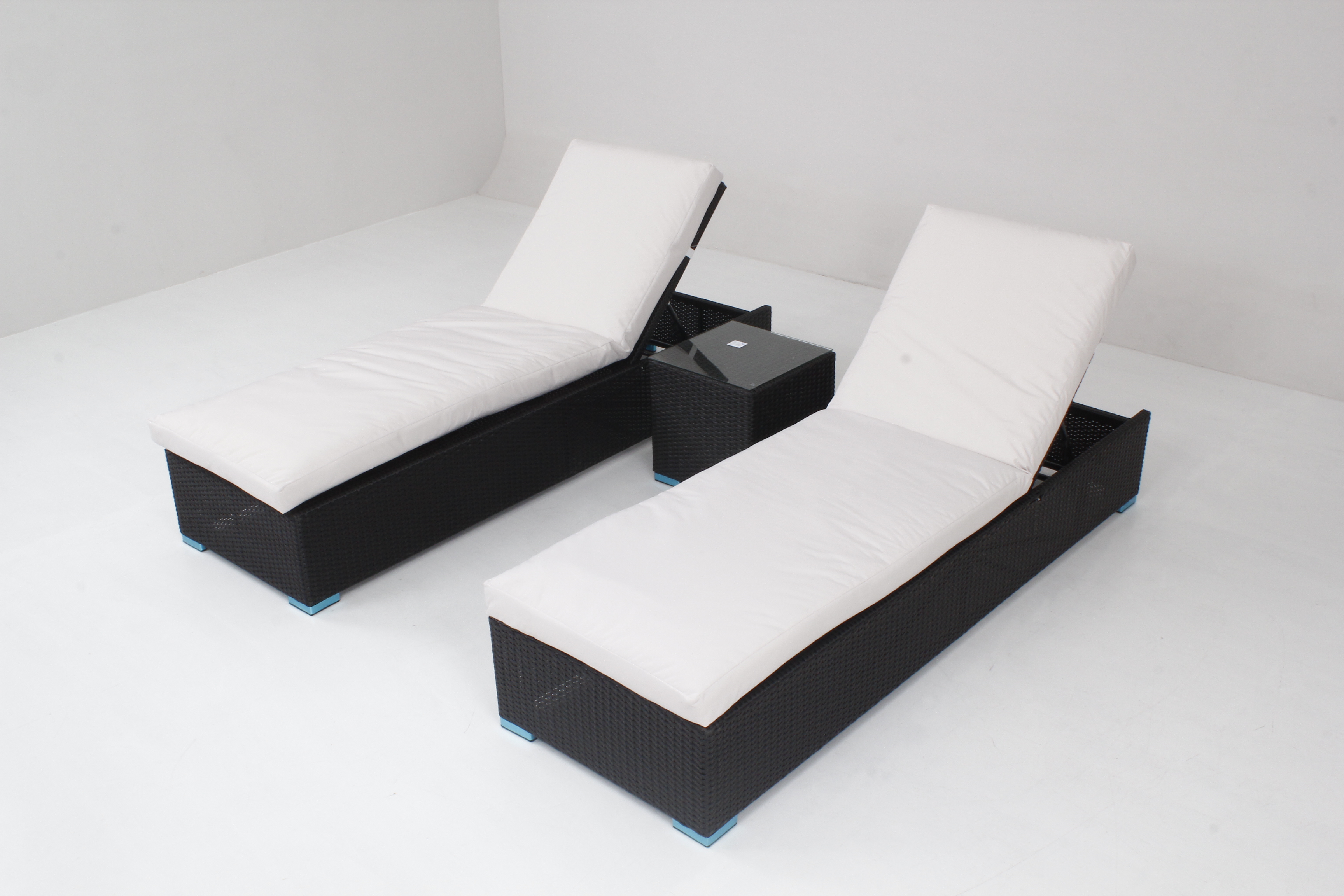 WYHS-T051 Folding Pool Lounger Chair Set of 2  with a Small Teatable